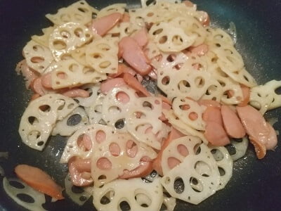 フライパンでれんこんとウインナーを焼いて調味料を入れて煮詰める
