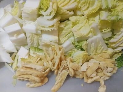 白菜と厚揚げを切った写真