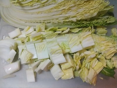 白菜の半分をひと口大に切った写真
