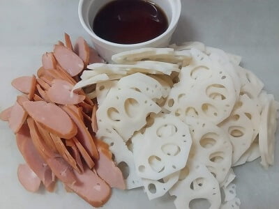 れんこんとウインナーを切って調味料を合わせる
