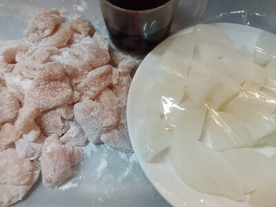 大根と鶏むね肉の下準備をして調味料を合わせる