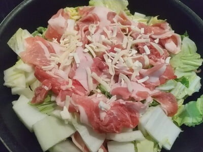 フライパンに白菜、豚こま肉、チーズの順にのせた写真