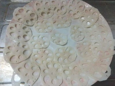 れんこんの下準備をする