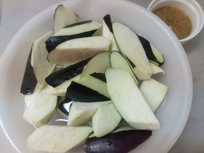 なすの下準備をして調味料を合わせる