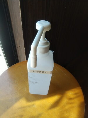 からあげ専門幸の鶏の入って左のアルコール消毒の写真