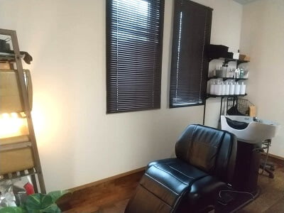 サロンヴィージーのシャンプー台を足元からの写真