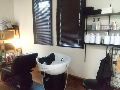 サロンヴィージーのシャンプー台を頭からの写真