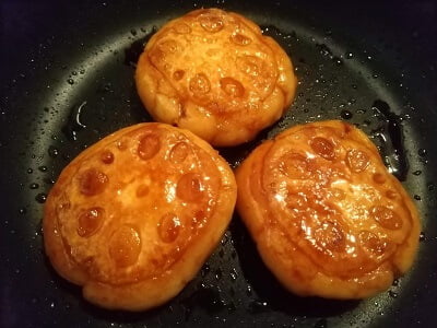 フライパンで焼いて調味料を入れ煮詰める