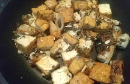 フライパンを熱し材料を入れてチーズをかける