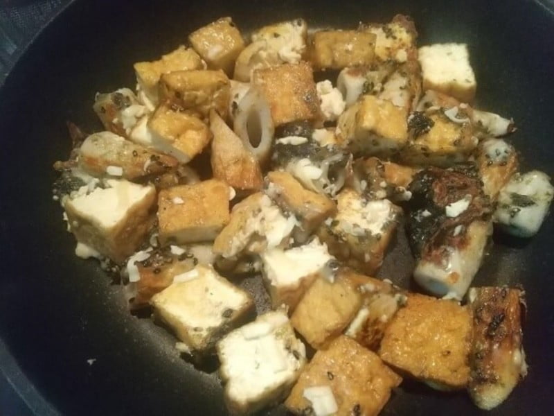 フライパンを熱し材料を入れてチーズをかける