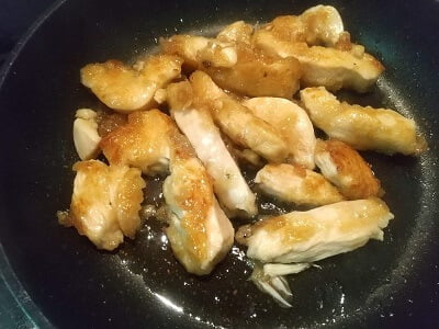 鶏肉をフライパンでこんがり焼く