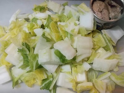 白菜はザク切りにして缶は水気を切った写真