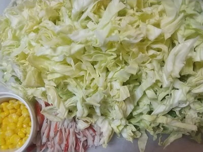 春きゃべつと～を切ってコーンを解凍する