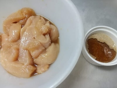 鶏肉を切って調味料に漬け、上からかける調味料を合わせておく