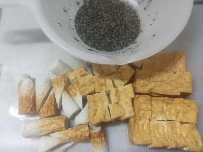 厚揚げ、ちくわを切って調味料を合わせる