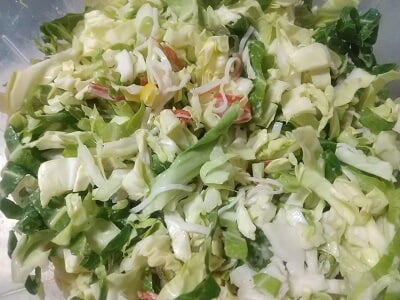 マヨネーズと白すりごまを混ぜ切った材料を全部入れてよく混ぜる