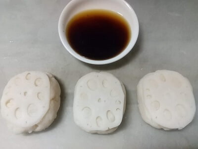 成型してれんこんを貼り付ける