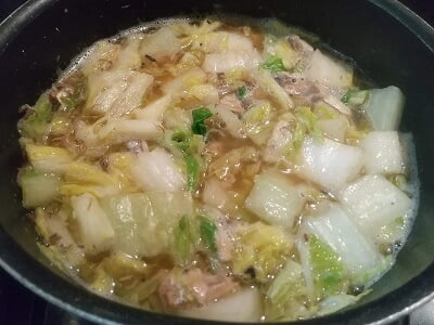 鍋に材料を入れて煮てみそをいれる