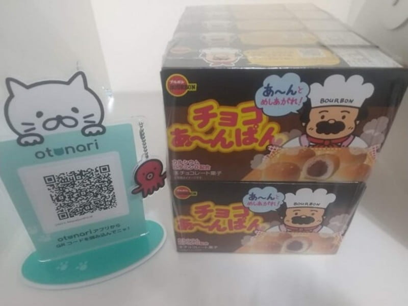 オトナリqrコードと届いたお菓子の写真