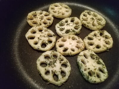 フライパンにごま油を入れて焼くの写真