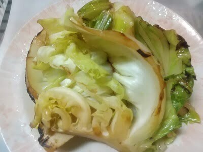 フライパンで春キャベツを焼き一旦取り出す