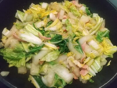 フライパンでベーコンから焼いて白菜を入れて調味料もいれてさっと炒めた写真