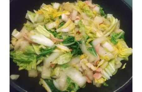 フライパンでベーコンから焼いて白菜を入れて調味料もいれてさっと炒めた写真