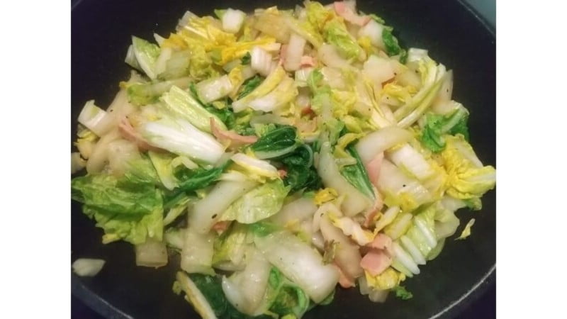 フライパンでベーコンから焼いて白菜を入れて調味料もいれてさっと炒めた写真