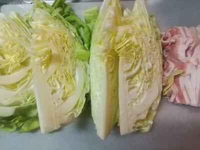 春キャベツと豚肉を切る