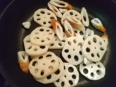 フライパンでれんこんを炒めちくわも入れた写真