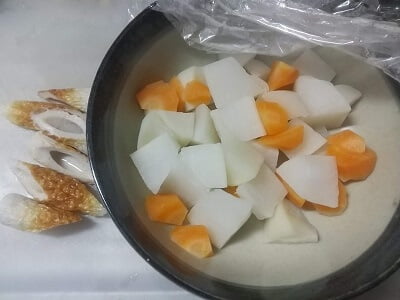 大根、にんじん、ちくわを切って大根とにんじんはレンチンした写真
