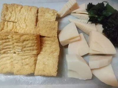 たけのこ、厚揚げ、わかめの下準備をする