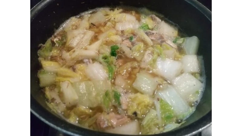 鍋に材料を入れて煮てみそをいれる