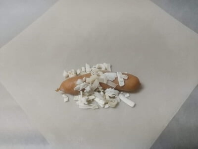 春巻きの皮にウインナーとチーズを乗せて巻く
