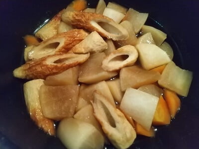 鍋に大根、にんじん、ちくわを入れ調味料も入れ煮汁が半分になるまで煮た写真