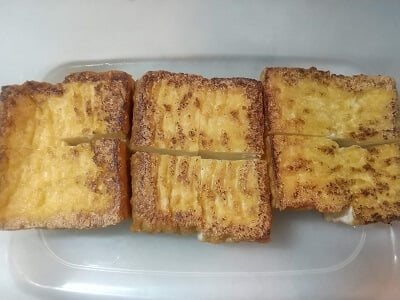 厚揚げを焼いて4つに切る