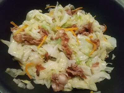 フライパンできゃべつ、にんじんを焼いて取り出し豚バラ肉を焼いてキャベツにんじんを戻して炒める