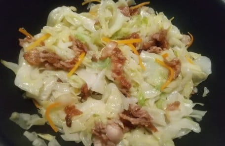フライパンできゃべつ、にんじんを焼いて取り出し豚バラ肉を焼いてキャベツにんじんを戻して炒める