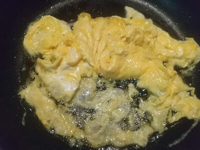 フライパンで卵をふんわり焼く