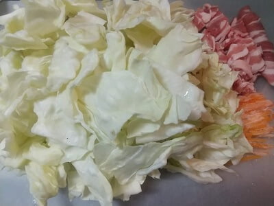 きゃべつ、にんじん、豚バラを切る