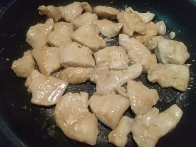 フライパンでなすを炒めた後に鶏むね肉を炒める