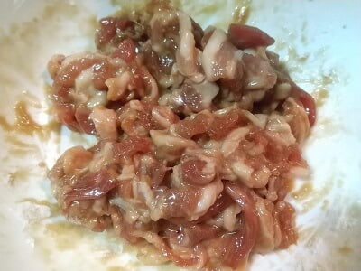 豚バラを調味料と和えて片栗粉を付ける