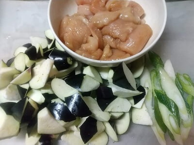 なす、長ねぎ、鶏むね肉の下準備をする