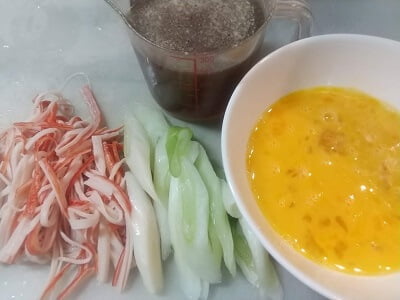 長ねぎ、かに玉、卵の下準備をし調味料を合わせる