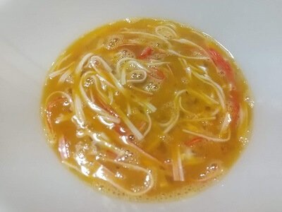 ボウルにカニカマと卵、調味料を入れて混ぜる