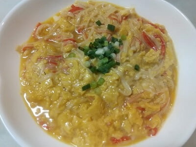 皿に盛って小ねぎを散らす