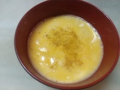 ボウルに卵を割りチーズ、豆乳、調味料を入れる