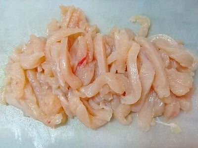 鶏むね肉を細く切る