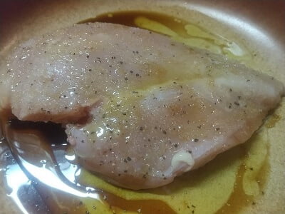 鶏胸肉を耐熱皿に乗せ調味料をかける
