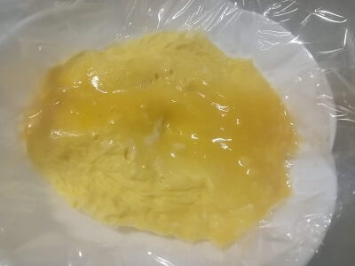 耐熱ボウルにラップをしいて流し込んでレンチンする